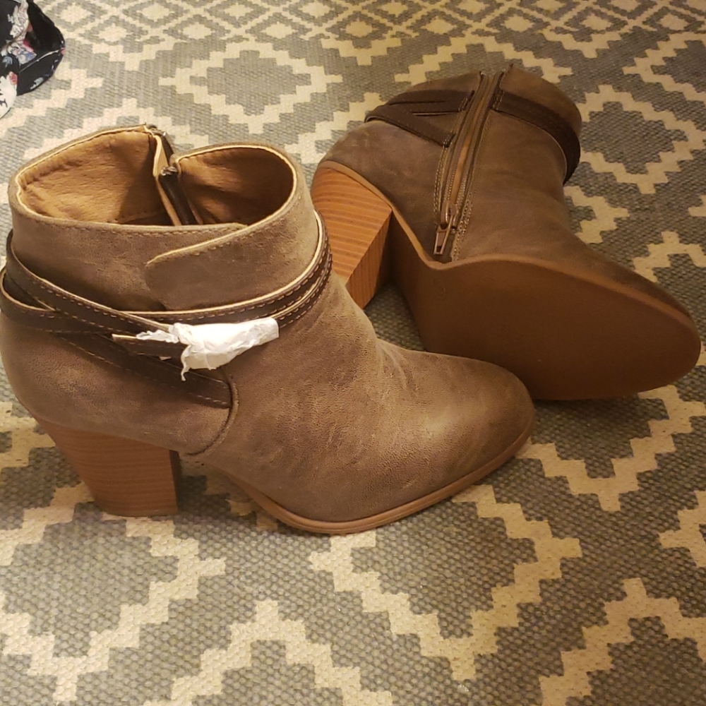 Never been worn 6.5 booties with zipper